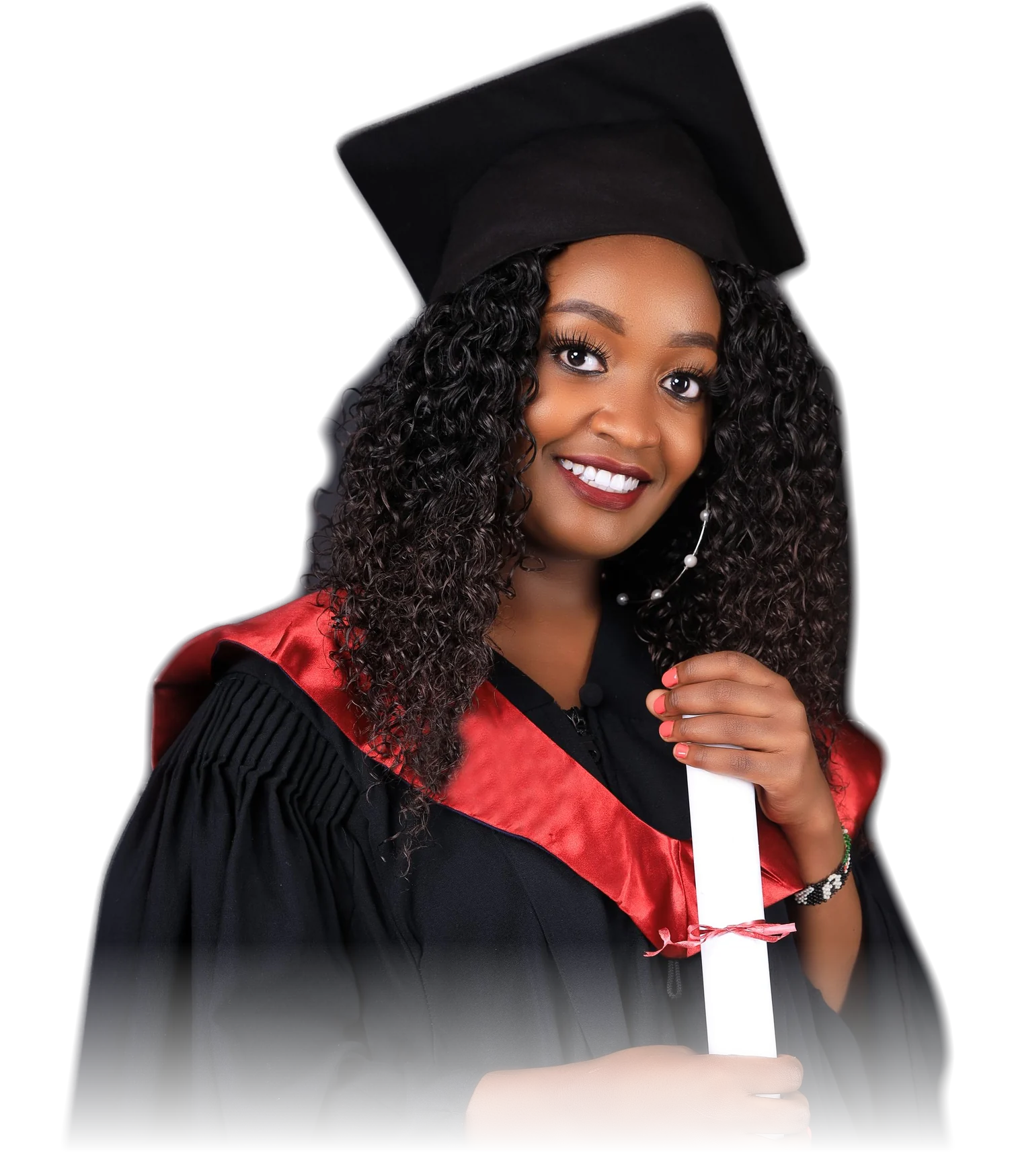 Jeune diplômée souriante en toge et toque, tenant son diplôme